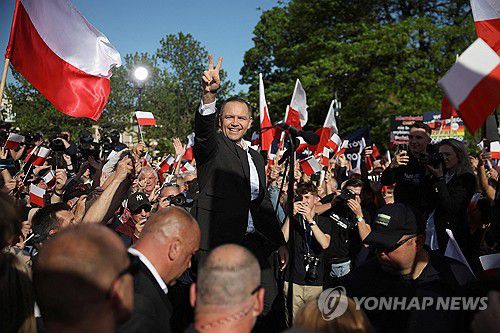 폴란드 대선 보수 후보 카롤 나브로츠키[로이터=연합뉴스]