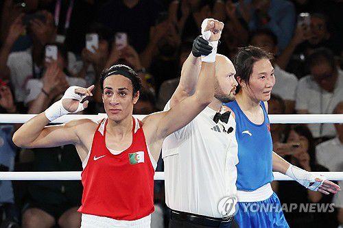 이마네 칼리프 승리(파리=연합뉴스) 신준희 기자 = 9일(현지시간) 프랑스 파리 롤랑가로스 경기장에서 열린 2024 파리올림픽 복싱 여자 66kg급 결승전에서 성별 논란에 휩싸였던 알제리의 이마네 칼리프(붉은색)가 중국의 양류를 상대로 승리를 거두고 있다. 2024.8.10 hama@yna.co.kr