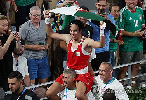 승리의 기쁨(파리=연합뉴스) 신준희 기자 = 9일(현지시간) 프랑스 파리 롤랑가로스 경기장에서 열린 2024 파리올림픽 복싱 여자 66kg급 결승전에서 성별 논란에 휩싸였던 알제리의 이마네 칼리프(붉은색)가 중국의 양류를 상대로 승리를 거둔 뒤 기뻐하고 있다. 2024.8.10 hama@yna.co.kr