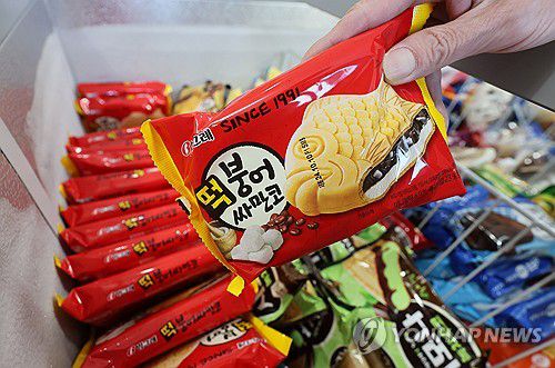 붕어싸만코 가격 1천400원으로 오른다(서울=연합뉴스) 이정훈 기자 = 빙그레는 다음 달부터 아이스크림과 커피, 과채음료 일부 제품 가격을 인상한다고 7일 밝혔다.     이에 따라 더위사냥은 800원에서 1천원으로 200원 오르고 슈퍼콘과 붕어싸만코 등은 1천200원에서 1천400원이 된다.     사진은 이날 서울 시내 한 무인 아이스크림 점포. 2025.2.7 uwg806@yna.co.kr