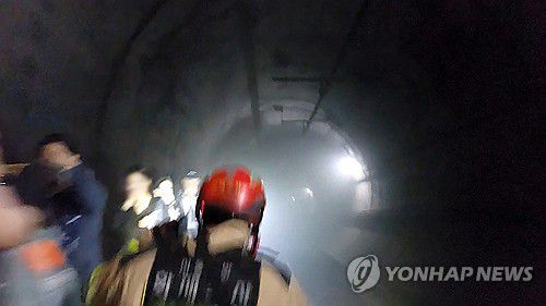 5호선 지하철 방화 화재, 대피한 승객들(서울=연합뉴스) 지난달 31일 서울지하철 5호선 열차 안에서 방화로 인해 승객들이 지하 터널을 통해 대피하는 사건이 발생했다. 사진은 화재로 인해 대피하는 승객들의 모습. 2025.6.1 [영등포소방서 제공. 재판매 및 DB 금지] photo@yna.co.kr
