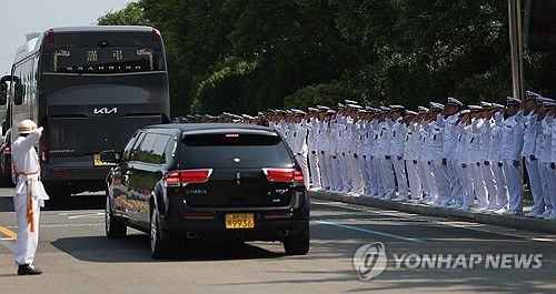전우에게 마지막 경례(포항=연합뉴스) 윤관식 기자 = 1일 경북 포항시 해군 항공사령부 강당에서 '해군 P-3CK 917호기 순직자 영결식'이 엄수 된 후 운구 차량 영내를 떠나자 해군 동료들이 순직자들에게 마지막 경례를 하고 있다. 2025.6.1 psik@yna.co.kr