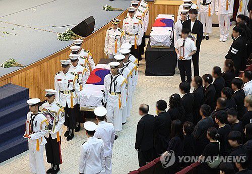 '해군 순직자 영결식 엄수'(포항=연합뉴스) 윤관식 기자 = 1일 경북 포항시 해군 항공사령부 강당에서 '해군 P-3CK 917호기 순직자 영결식'이 엄수되고 있다. 2025.6.1 psik@yna.co.kr