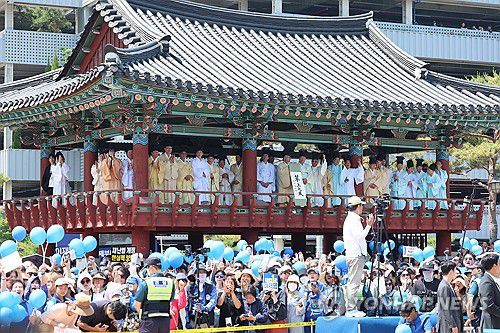 이재명 후보 유세 지켜보는 안동 유림들(안동=연합뉴스) 김주성 기자 = 제21대 대선을 이틀 앞둔 1일 더불어민주당 이재명 대선 후보의 유세가 열린 경북 안동시의 웅부공원에서 이 후보를 지지하는 안동 유림들이 연설을 듣고 있다. 2025.6.1 utzza@yna.co.kr