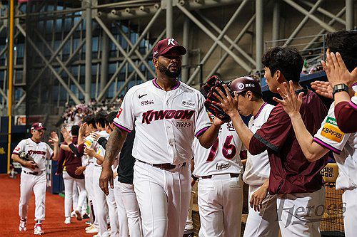 KBO리그 복귀전에서 승리를 따낸 키움 라울 알칸타라(서울=연합뉴스) 프로야구 키움 히어로즈 새 외국인 투수 라울 알칸타라(32)가 KBO리그 복귀전에서 무실점 투구를 선보였다.     알칸타라는 1일 서울 고척스카이돔에서 열린 두산 베어스와 홈경기에 선발 등판, 6이닝 98구 6피안타 1볼넷 4탈삼진 무실점으로 잘 던졌다. 사진은 이날 동료들과 기쁨을 나누는 알칸타라. 2025.6.1 [키움 히어로즈 제공. 재판매 및 DB 금지] photo@yna.co.kr