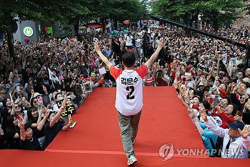 김문수, 신촌역 앞 집중유세(서울=연합뉴스) 박동주 기자 = 국민의힘 김문수 대선 후보가 1일 서울 서대문구 신촌역에서 열린 집중유세에서 지지를 호소하고 있다. 2025.6.1 [공동취재] pdj6635@yna.co.kr