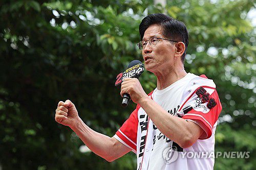 김문수 후보 서울 유세(서울=연합뉴스) 박동주 기자 = 국민의힘 김문수 대선 후보가 1일 서울 서대문구 신촌역에서 열린 집중유세에서 지지를 호소하고 있다. 2025.6.1 [공동취재] pdj6635@yna.co.kr