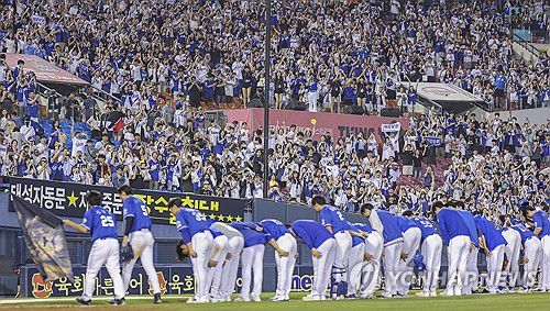 패배를 잊은 삼성(서울=연합뉴스) 황광모 기자 = 1일 서울 송파구 잠실야구장에서 열린 프로야구 2025 신한 SOL 뱅크 KBO리그 삼성라이온즈와 LG 트윈스의 경기.    LG에 역전승해 연승을 이어간 삼성 선수들이 환호하는 팬들을 향해 인사하고 있다. 2025.6.1 hkmpooh@yna.co.kr