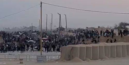 가자지구1일(현지시간) 새벽 가자지구 라파의 배급소 부근에서 팔레스타인 주민들이 이동하는 모습이 담긴 보안카메라 영상. [GHF 제공. 재판매 및 DB 금지]