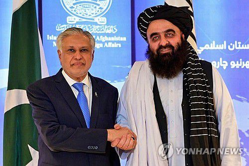 악수하는 이샤크 다르 파키스탄 외무장관과 아미르 칸 무타키 아프간 외무장관(오른쪽)다르 장관과 무타키 장관이 2025년 4월 19일 아프간 수도 카불에서 회담에 앞서 악수하고 있다. [AP 연합뉴스 자료사진. 재판매 및 DB 금지]