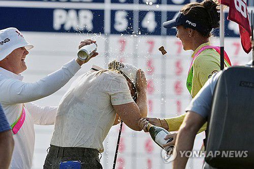 축하받는 스타르크[AP=연합뉴스]