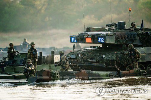 도하 훈련하는 독일 육군[EPA=연합뉴스 자료사진]