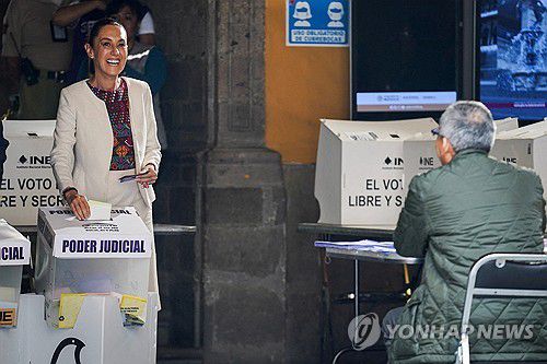 판사 선거 투표하는 클라우디아 셰인바움 멕시코 대통령(왼쪽)[멕시코시티 로이터=연합뉴스. 재판매 및 DB 금지]