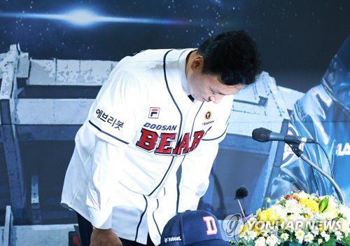 이승엽 감독의 인사(서울=연합뉴스) 홍해인 기자 = 프로야구 두산 베어스 이승엽 신임 감독이 18일 오후 서울 송파구 잠실야구장에서 열린 취임식에서 기자회견을 마친 뒤 인사하고 있다. 2022.10.18 hihong@yna.co.kr