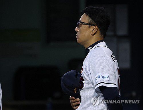 시즌 마지막 홈경기 앞둔 이승엽 감독(서울=연합뉴스) 김도훈 기자 = 24일 서울 잠실야구장에서 열린 2024 프로야구 NC 다이노스와 두산 베어스의 경기 시작에 앞서 두산 이승엽 감독이 국민의례를 하고 있다. 2024.9.24 superdoo82@yna.co.kr