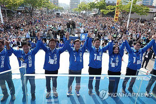 선거 이틀 앞두고 '험지 공략' 나선 이재명 후보(울산=연합뉴스) 김주성 기자 = 더불어민주당 이재명 대선 후보가 막바지 '험지 공략'에 나선 지난 1일 울산광역시 일산해수욕장 앞에서 두팔을 들어보이고 있다. 2025.6.1 [공동취재] utzza@yna.co.kr