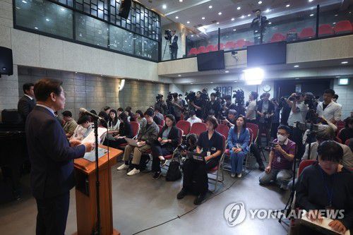 대선 D-1, 국민께 한 표 호소하는 이재명 후보(성남=연합뉴스) 김도훈 기자 = 더불어민주당 이재명 대선 후보가 2일 경기 성남시 수정구 성남주민교회에서 기자회견을 하고 있다. 2025.6.2 superdoo82@yna.co.kr