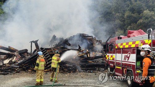 황룡사 종무소 건물 화재(세종=연합뉴스) 양영석 기자 = 22일 오후 2시55분께 세종시 연동면에 있는 황룡사 내 종무소 건물에서 불이나 1시간 30분여만에 꺼졌다. 소방대원들이 전소돼 무너져내린 건물에서 잔불을 정리하고 있다. 2025.6.2 youngs@yna.co.kr