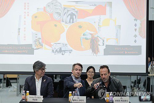 국립오페라단 '세 개의 오렌지에 대한 사랑' 기자간담회(서울=연합뉴스) 류효림 기자 = 로렌조 피오로니 연출이 2일 서울 서초구 예술의전당 N스튜디오에서 열린 국립오페라단 2025 정기공연 '세 개의 오렌지에 대한 사랑' 기자간담회에서 인사말을 하고 있다. 2025.6.2 ryousanta@yna.co.kr