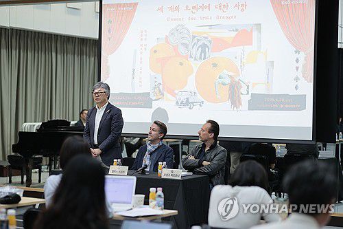 국립오페라단 '세 개의 오렌지에 대한 사랑' 기자간담회(서울=연합뉴스) 류효림 기자 = 최상호 국립오페라단 단장이 2일 서울 서초구 예술의전당 N스튜디오에서 열린 국립오페라단 2025 정기공연 '세 개의 오렌지에 대한 사랑' 기자간담회에서 인사말을 하고 있다. 2025.6.2 ryousanta@yna.co.kr