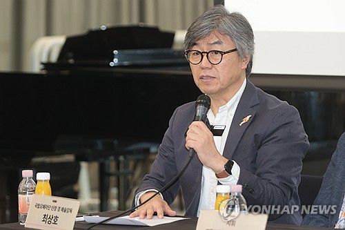 인사말하는 최상호 국립오페라단 단장(서울=연합뉴스) 류효림 기자 = 최상호 국립오페라단 단장이 2일 서울 서초구 예술의전당 N스튜디오에서 열린 국립오페라단 2025 정기공연 '세 개의 오렌지에 대한 사랑' 기자간담회에서 인사말을 하고 있다. 2025.6.2 ryousanta@yna.co.kr