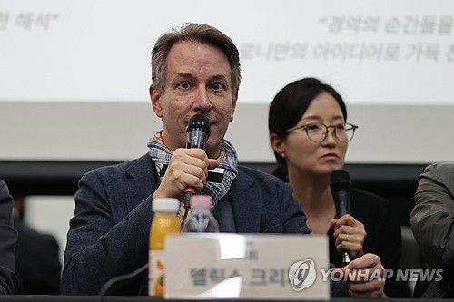 인사말하는 펠릭스 크리거 지휘자(서울=연합뉴스) 류효림 기자 = 펠릭스 크리거 지휘자가 2일 서울 서초구 예술의전당 N스튜디오에서 열린 국립오페라단 2025 정기공연 '세 개의 오렌지에 대한 사랑' 기자간담회에서 인사말을 하고 있다. 2025.6.2 ryousanta@yna.co.kr