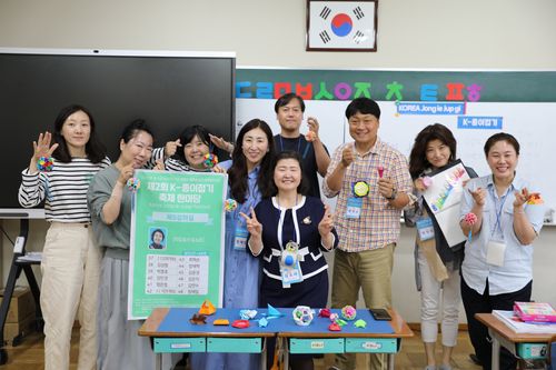 동경한국학교서 'K-종이접기 축제 한마당'지난달 31일부터 이달 2일까지 일본 도쿄 소재 동경한국학교에서 '제2회 K-종이접기 축제 한마당'이 열렸다. 교사·학부모 등을 대상으로 열린 'K-종이접기 강사 세미나'. 사진 가운데 김소라 종이문화재단 서울동대문교육원장. [종이문화재단 제공. 재판매 및 DB 금지]