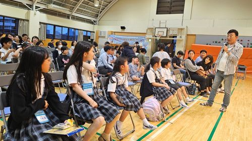 학생들에게 종이접기 알리는 김영만 원장(도쿄=연합뉴스) 강성철 기자 = 김영만 종이문화재단 평생교육원장이 2일 동경한국학교 강당에서 교사·학생·학부모 등을 대상으로 K-종이접기 특강을 펼쳤다. 2025.6.2 wakaru@yna.co.kr