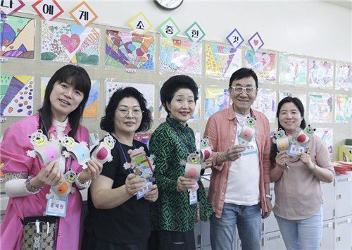 노영혜 이사장과 K-종이접기 축제 준비 위원들동경한국학교에서 열린 'K-종이접기 축제 한마당'을 준비한 축제 준비위원들. 사진 좌측부터 봉사단장인 홍혜란 경기평택종이문화교육원장, 정인식 서울은평종이문화교육원장, 노영혜 종이문화재단 이사장, 김영만 종이문화재단 평생교육원장, 김선옥 경기수원권선종이문화교육원장. [종이문화재단 제공. 재판매 및 DB 금지]