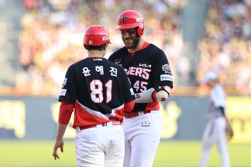 3일 두산 전에서 안타를 치고 나간 KIA 위즈덤(오른쪽)[KIA 타이거즈 제공. 재판매 및 DB 금지]