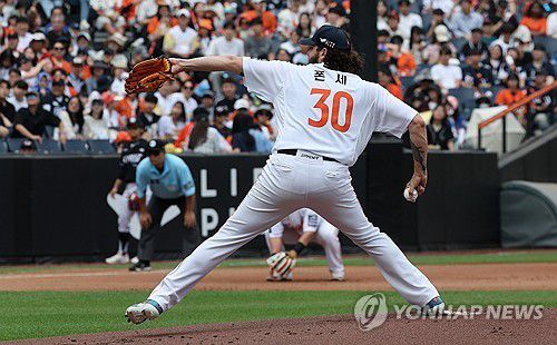 한화 선발 폰세(대전=연합뉴스) 김준범 기자 = 3일 대전 한화생명 볼파크에서 열린 2025 신한 SOL 뱅크 KBO리그 한화 이글스와 kt 위즈의 경기. 1회초 한화 선발투수 폰세가 역투하고 있다. 2025.6.3 psykims@yna.co.kr