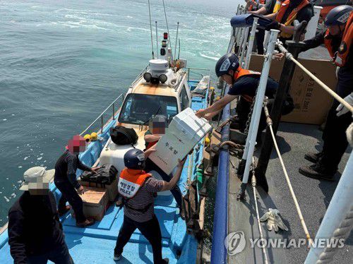 도서지역으로 투표함 수송하는 보령해경[보령해경 제공. 재판매 및 DB 금지]