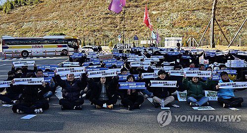 '김용균을 기억하며'…태안화력 앞에서 6주기 추모제(태안=연합뉴스) 정윤덕 기자 = 2018년 충남 태안화력발전소에서 끼임 사고로 숨진 청년 비정규직 노동자 고(故) 김용균 씨 6주기 현장 추모제가 6일 태안화력 앞에서 진행되고 있다. 추모제는 고인의 어머니인 김미숙 김용균재단 이사장과 동료 노동자 등 100여명이 참석한 가운데 연대 발언과 문화공연 등으로 꾸며졌다. 2024.12.6 cobra@yna.co.kr