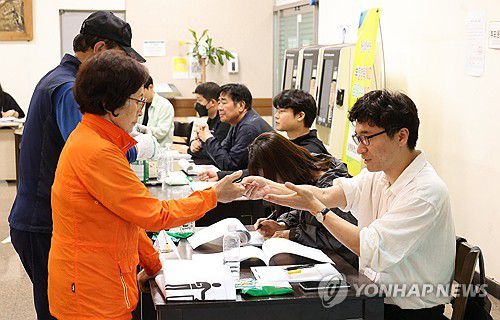 소중한 한 표 행사하는 제주 유권자들(제주=연합뉴스) 변지철 기자 = 제21대 대통령 선거일인 3일 오전 제주시 오라동 제주도체육회관에 마련된 투표소에서 유권자들이 투표하고 있다. 2025.6.3 bjc@yna.co.kr