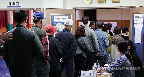 투표소 찾은 유권자들(울산=연합뉴스) 김용태 기자 = 제21대 대통령 선거일인 3일 울산시 남구 신정중학교 체육관에 마련된 옥동 제3투표소에서 유권자들이 투표하기 위해 줄을 서서 기다리고 있다. 2025.6.3 yongtae@yna.co.kr