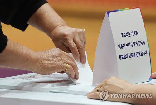 한 표 행사하는 유권자(울산=연합뉴스) 김용태 기자 = 제21대 대통령 선거일인 3일 울산시 남구 신정중학교 체육관에 마련된 옥동 제3투표소에서 유권자가 투표하고 있다. 2025.6.3 yongtae@yna.co.kr