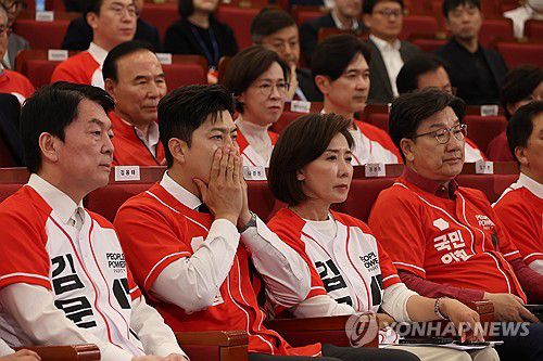 굳은 얼굴의 김용태-권성동(서울=연합뉴스) 박동주 기자 = 국민의힘 김용태 비상대책위원장, 권성동 원내대표, 안철수, 나경원 의원 등이 3일 서울 여의도 국회도서관에 마련된 국민의힘 제21대 대통령선거 개표상황실에서 방송사 출구조사 결과를 지켜보고 있다. 2025.6.3 [공동취재] pdj6635@yna.co.kr