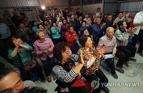 '도촌리에서 용났네'…환호하는 이재명 후보 고향 주민들(안동=연합뉴스) 윤관식 기자 = 3일 더불어민주당 이재명 대선 후보의 고향인 경북 안동시 예안면 도촌리의 경로당 창고에서 마을 주민들이 제21대 대통령 선거 출구조사 결과를 확인하고 환호하고 있다. 2025.6.3 psik@yna.co.kr