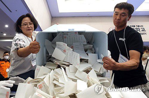 유권자의 선택은? 열리는 투표함(서울=연합뉴스) 김도훈 기자 = 제21대 대통령 선거일인 3일 서울 광진구 세종대학교 컨벤션센터에 설치된 개표소에서 개표사무원들이 투표함을 개함하고 있다. 2025.6.3 superdoo82@yna.co.kr