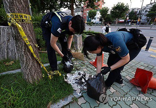 대남 쓰레기 풍선 내용물 정리하는 경찰들(서울=연합뉴스) 서대연 기자 = 24일 오후 경찰들이 서울 서대문구 연세대학교 신촌캠퍼스에서 북한의 대남 쓰레기 풍선으로 추정되는 물체의 내용물을 정리하고 있다. 2024.7.24 dwise@yna.co.kr