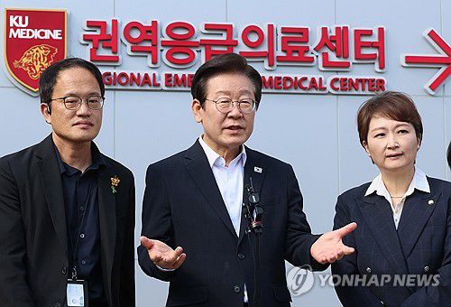 작년 9월 고대 안암병원 현장 점검 후 취재진 질문에 답하는 이재명 대통령[연합뉴스 자료사진]