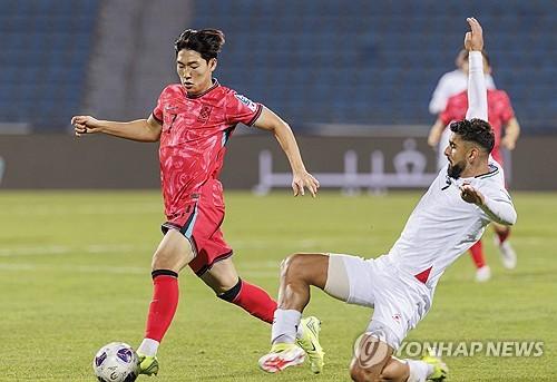 드리블하는 배준호(암만[요르단]=연합뉴스) 황광모 기자 = 19일 오후(현지시간) 요르단 암만 국제경기장에서 열린 2026 북중미 월드컵 아시아 3차 예선 B조 한국과 팔레스타인의 경기.   한국의 배준호가 후반 교체로 들어가 드리블하고 있다. 2024.11.20 hkmpooh@yna.co.kr