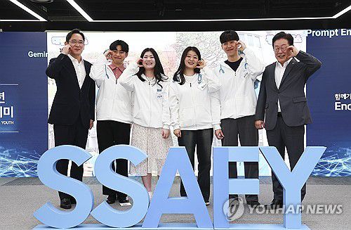 SSAFY 교육생들과 기념촬영하는 이재명과 이재용[연합뉴스 자료사진]
