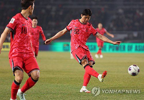 크로스 시도하는 설영우(고양=연합뉴스) 김도훈 기자 = 20일 경기도 고양종합운동장에서 열린 2026 북중미 월드컵 아시아 3차 예선 B조 7차전 대한민국과 오만의 경기. 설영우가 크로스를 시도하고 있다. 2025.3.20 superdoo82@yna.co.kr