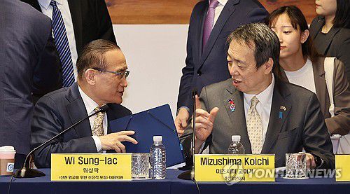 대화하는 미즈시마 고이치 주한 일본대사와 위성락 의원(서울=연합뉴스) 김주형 기자 = 위성락 선진외교를 위한 초당적 포럼 대표의원(왼쪽)과 미즈시마 고이치 주한 일본대사가 27일 서울 여의도 국회 사랑재에서 열린 한·중·일 3국 협력 전문가 대화에 참석해 대화하고 있다. 2025.3.27 kjhpress@yna.co.kr