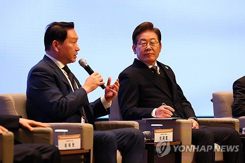 최태원 대한상의 회장 발언 듣는 이재명 [연합뉴스 자료사진]