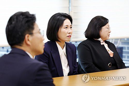 오월어머니들 만난 김혜경 여사(광주=연합뉴스) 정다움 기자 = 더불어민주당 이재명 대선 후보의 배우자 김혜경 여사가 14일 오후 광주 남구 오월어머니집에서 오월어머니들과 차담회를 하고 있다. 김 여사는 이날 오전 광주 남구 노대동 빛고을노인건강타운에서 배식 자원봉사활동을 했다. 2025.5.14 daum@yna.co.kr