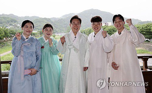 이재명 후보, K-컬처 '전통의 소리를 잇다-청년 국악인과의 간담회'(전주=연합뉴스) 황광모 기자 = 더불어민주당 이재명 대선 후보가 16일 전북 전주시 완산구 청연루에서 열린 K-컬처 '전통의 소리를 잇다-청년 국악인과의 간담회'에서 기념 촬영하고 있다.  2025.5.16 [공동취재] hkmpooh@yna.co.kr