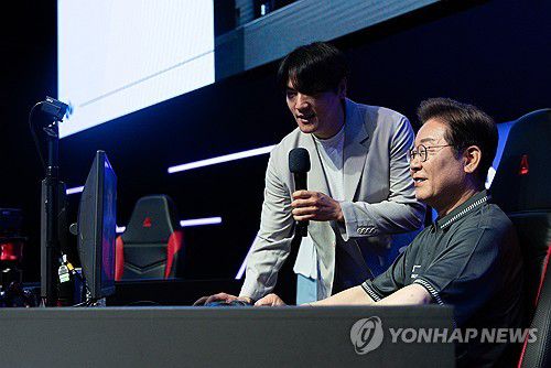 e-스포츠 체험하는 이재명 후보(광주=연합뉴스) 황광모 기자 = 이재명 더불어민주당 대통령 후보가 17일 오후 광주 동구 조선대학교에 위치한 광주 이스포츠경기장에서 열린 'K-콘텐츠 e스포츠 LEVEL UP!' e스포츠 산업 현장간담회에서 게임 '리그오브레전드'를 체험하고 있다. 2025.5.17 [공동 취재] hkmpooh@yna.co.kr