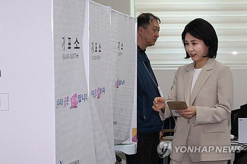 부산에서 사전투표하는 김혜경 여사(부산=연합뉴스) 이진욱 기자 = 제21대 대통령선거 사전투표가 시작된 29일 더불어민주당 이재명 대선 후보의 배우자 김혜경 여사가 부산시 동구 초량2동 행정복지센터에 마련된 사전투표소에서 투표하고 있다. 2025.5.29 cityboy@yna.co.kr
